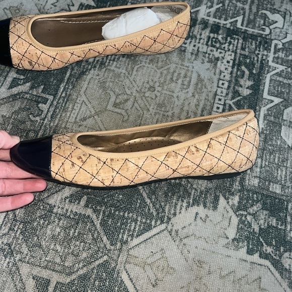 Chico’s Women's Sable Natural Cork and Black Flats size 9 - Picture 2 of 8